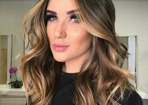 Aline Gotschalg aparece quase irreconhecível e ousa com calcinha à mostra