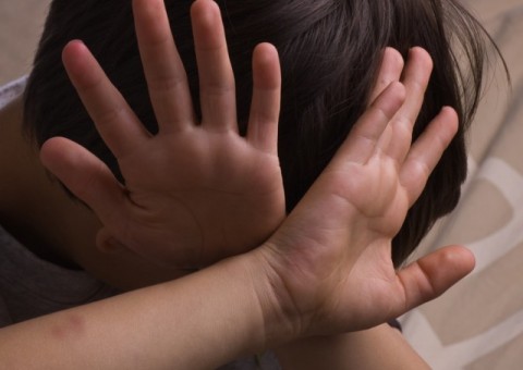 Pai esfregava rosto de criança em barro e a obrigava a ajoelhar em caco de vidro