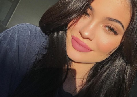Grávida, Kylie Jenner reclama de fotos em que aparece ‘cheinha’