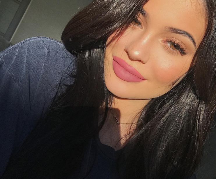 Grávida, Kylie Jenner reclama de fotos em que aparece ‘cheinha’