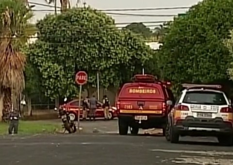 Grupo com 30 homens armados incendeia carros e assalta empresa de valores 