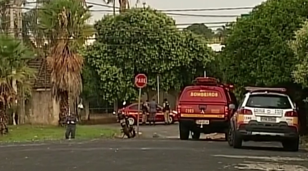 Grupo com 30 homens armados incendeia carros e assalta empresa de valores 