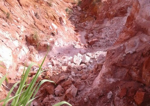 No Amazonas, homem e adolescente morrem soterrados enquanto brincavam de escalar barranco