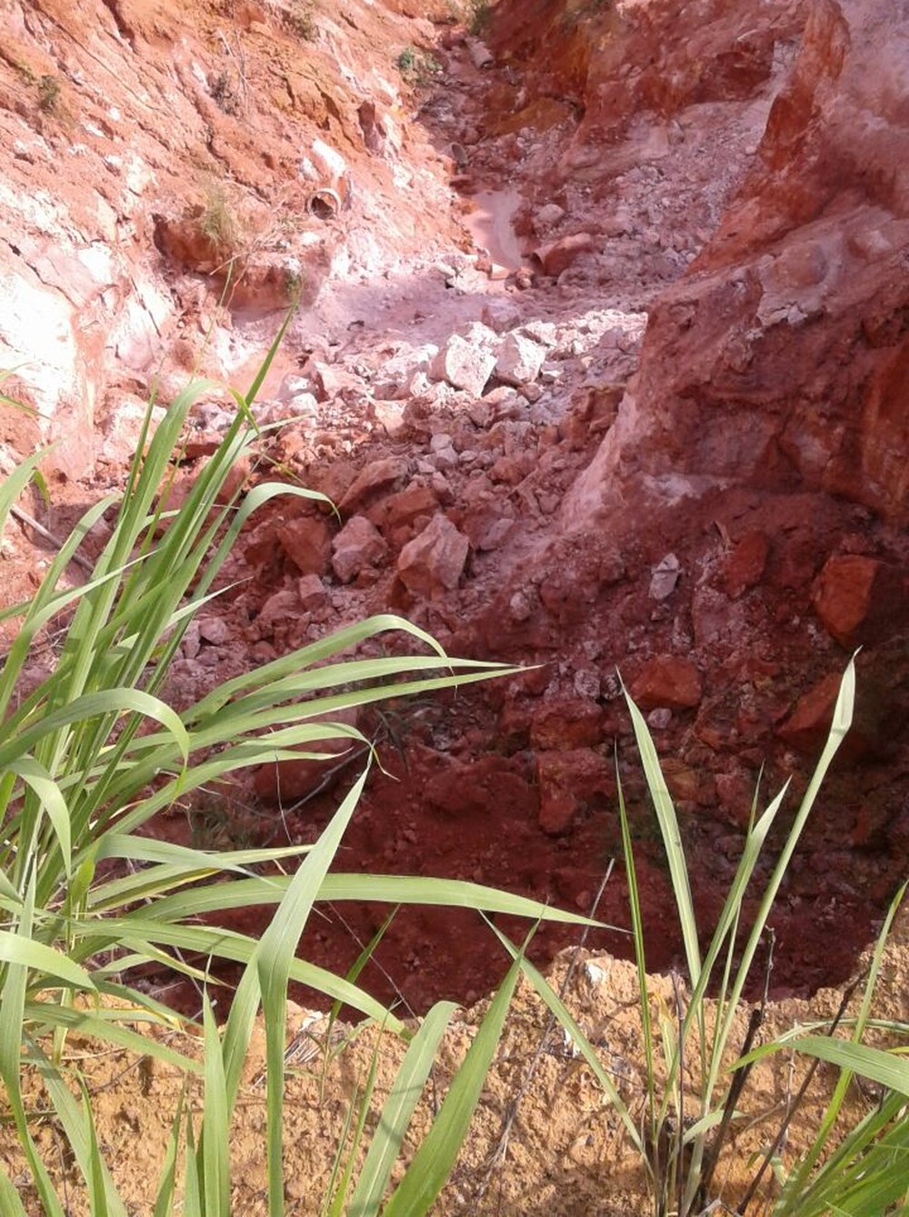 No Amazonas, homem e adolescente morrem soterrados enquanto brincavam de escalar barranco