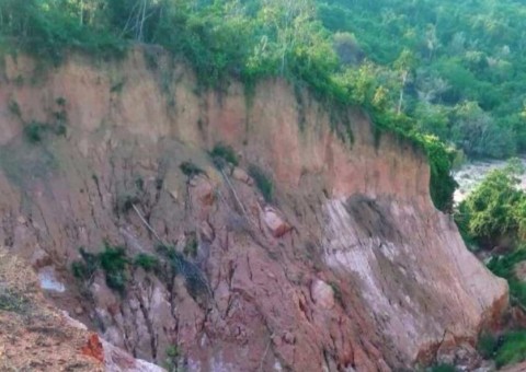 Jovens morrem soterrados em deslizamento de barranco no Amazonas