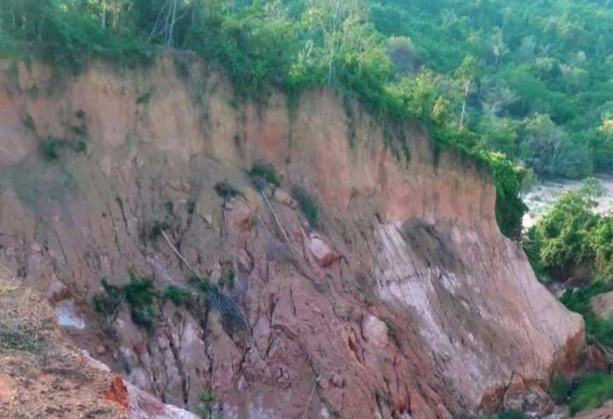 Jovens morrem soterrados em deslizamento de barranco no Amazonas