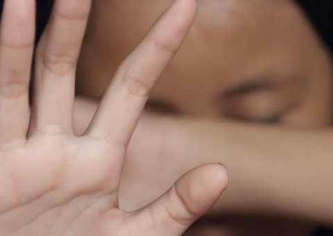 Mãe flagra namorado abusando de filha de 6 anos no Amazonas