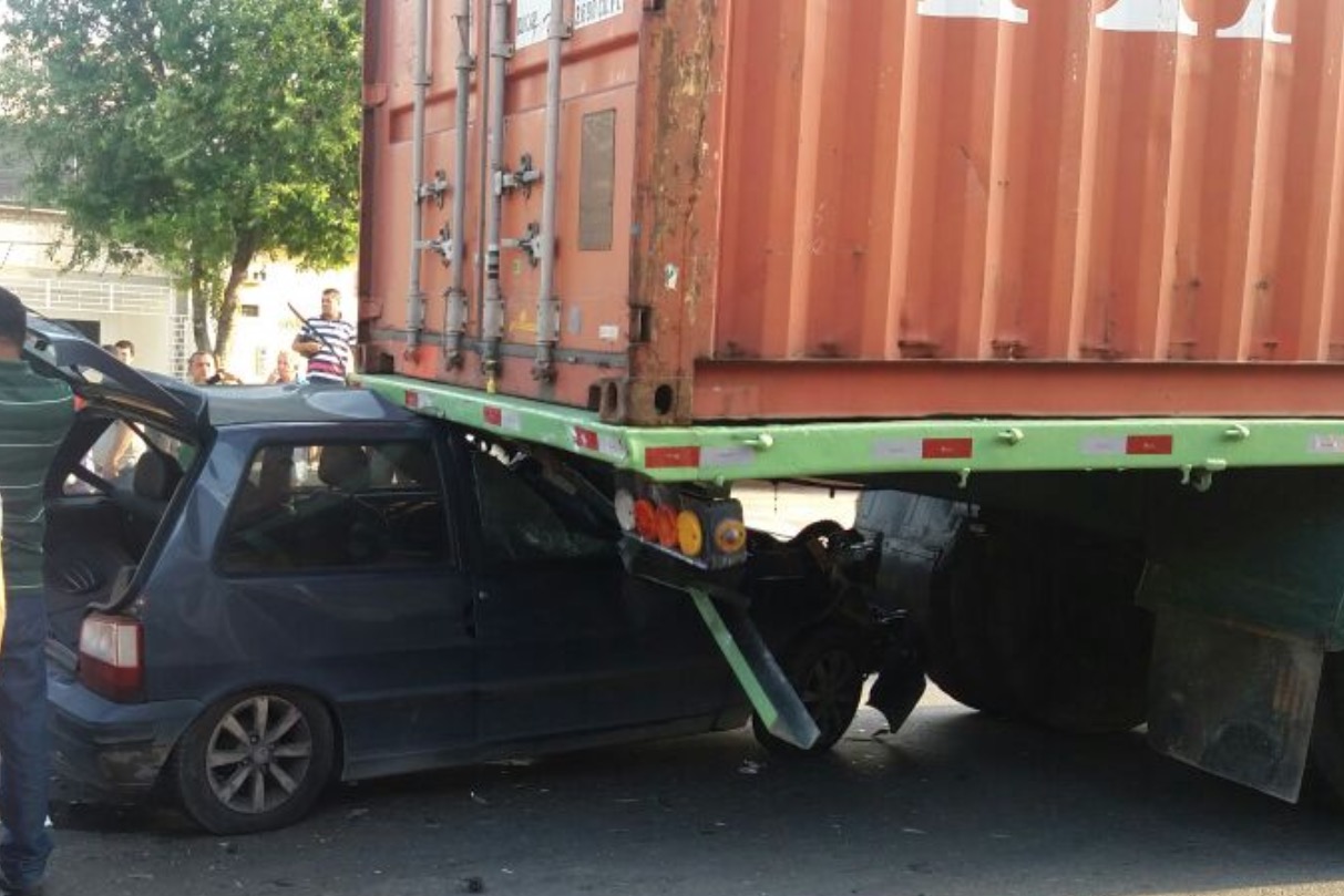 Duas crianças ficam feridas em grave acidente entre carro e carreta em avenida de Manaus