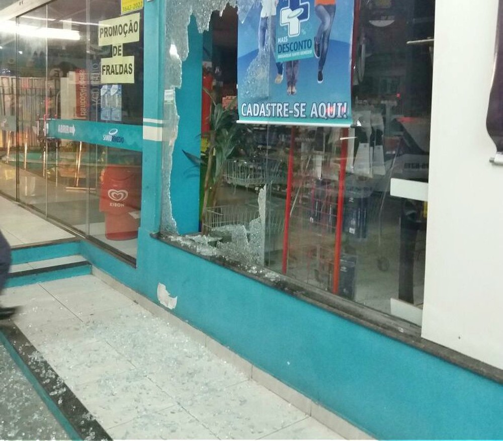 Assaltantes invadem drogaria em Manaus e roubam R$ 2 mil em produtos