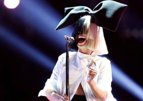 Cantora Sia é chantageada e radicaliza ao publicar foto nua na web
