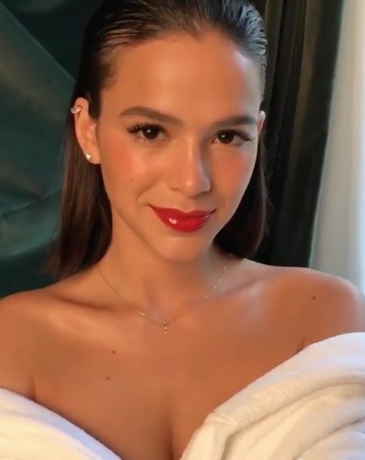 Bruna Marquezine deixa mamilos à mostra em ensaio sexy