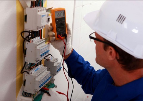 Eletricista ganha R$37 mil na Justiça por ganhar menos que colega com mesma função