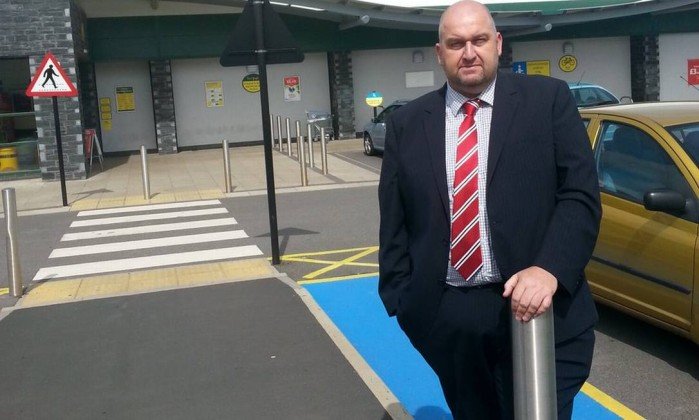 Suspeito de assédio sexual, político britânico é encontrado morto em casa  