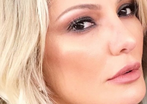 Em foto íntima, Antonia Fontenelle aparece com calcinha abaixada no banheiro