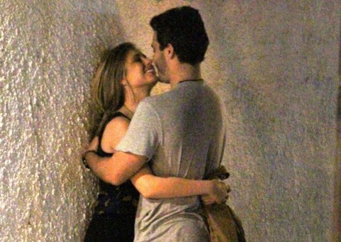   Thiago Rodrigues é flagrado no maior amasso com loira na rua