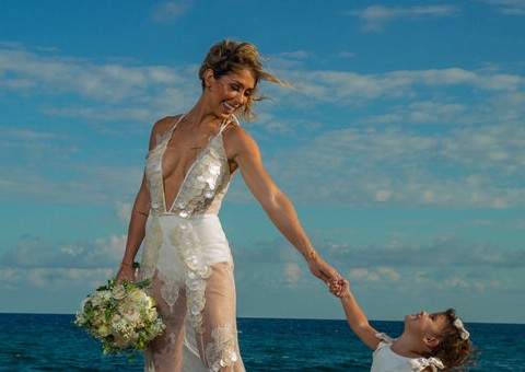 Musa fitness Bella Falconi renova votos de casamento com marido no México