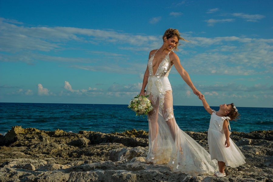 Musa fitness Bella Falconi renova votos de casamento com marido no México