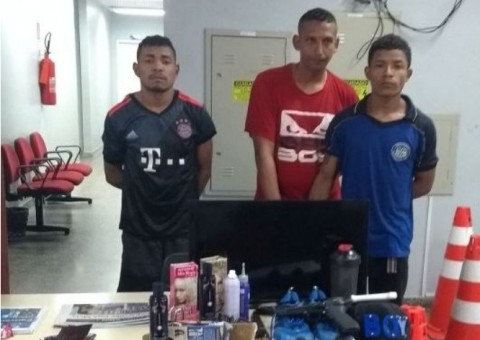 Preso trio suspeito de roubar barbearia usando arma de brinquedo em Manaus