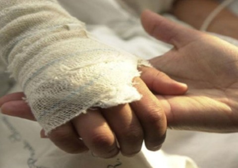 Avô joga álcool e ateia fogo em neto de 8 anos