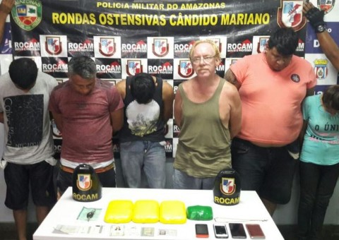 Após denúncia, estrangeiros são presos com drogas em comunidade de Manaus