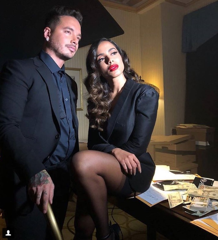 Com decotão, Anitta aparece fatal em prévia de clipe com J Balvin