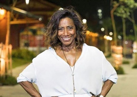 Glória Maria joga lixo no chão e é multada