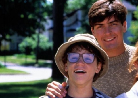 Charlie Sheen é acusado de estuprar ator de 13 anos em set de filme