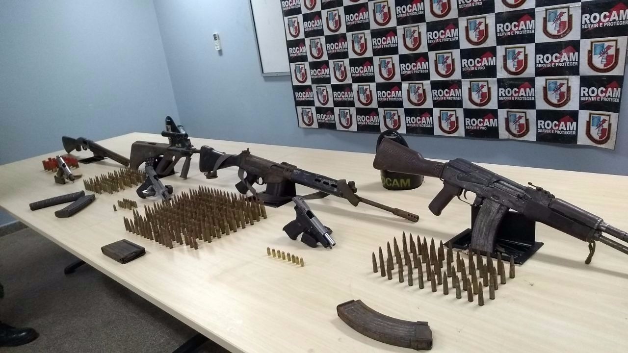 Após denúncia, trio é preso com fuzis e munições em sítio no Amazonas