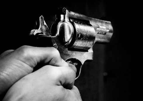 Após brigar com ex, jovem invade casa armado e faz sogro refém em Manaus