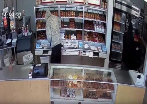 Ladrão distribui rosquinhas confeitadas a fregueses durante assalto em confeitaria