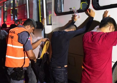 Mais de 200 pessoas foram presas envolvidas em assaltos a ônibus em Manaus