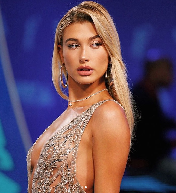 Metade brasileira, ex de Justin Bieber ensina cantada em português