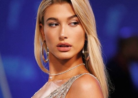 Metade brasileira, ex de Justin Bieber ensina cantada em português