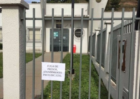 Detentos fazem pirâmide humana e fogem de cela em delegacia