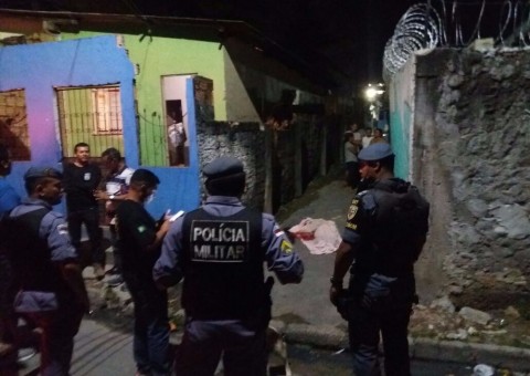 Homem é assassinado com quatro tiros na frente de casa em Manaus