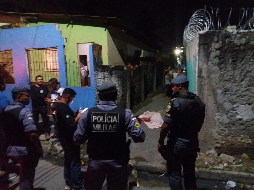 Homem é assassinado com quatro tiros na frente de casa em Manaus