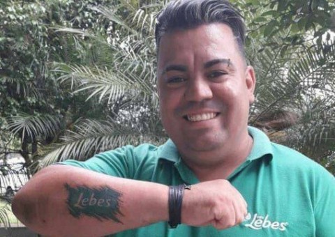 Vendedor tatua nome da empresa onde trabalha e atitude divide opiniões