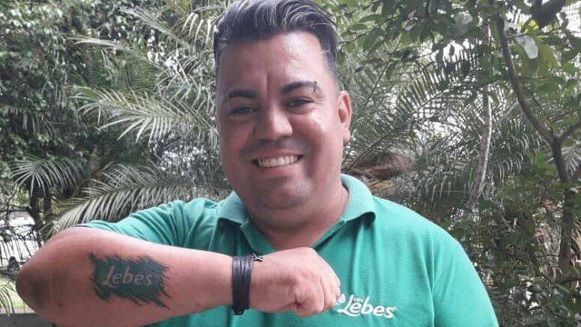 Vendedor tatua nome da empresa onde trabalha e atitude divide opiniões