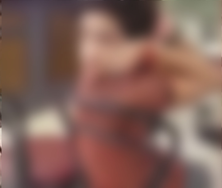 Adolescente faz movimento 'exorcista' e intriga internautas