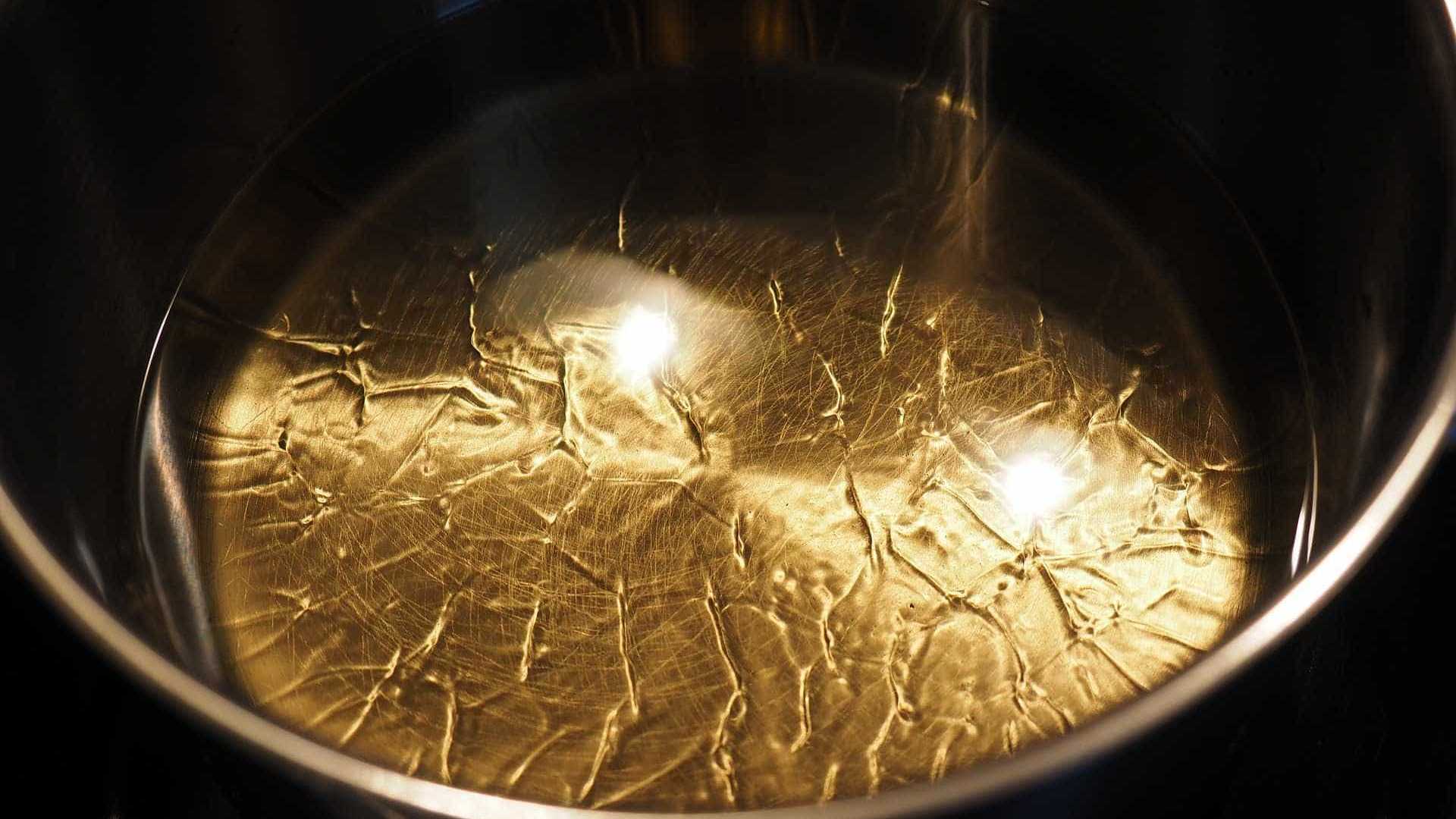 Mulher joga óleo quente no ex após receber ameaças com facão