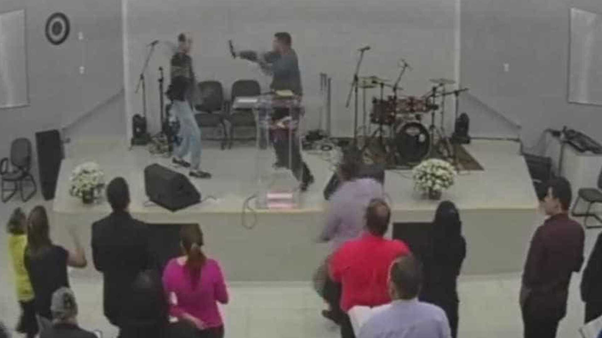 Fiel tenta matar pastor a facadas durante culto transmitido pelo Facebook
