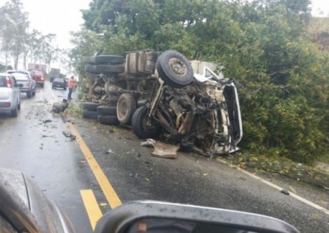 Acidente entre van e caminhão caçamba deixa 7 mortos e um ferido 