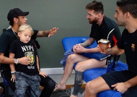 Em visita ao Barça, Neymar brincou com companheiros: 'Me aceitariam de volta?' 