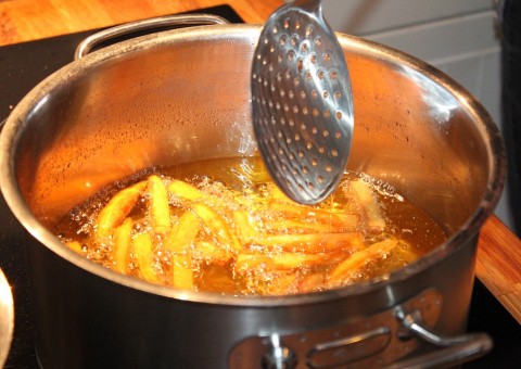 Mulher joga óleo quente no ex após ser ameaçada de morte com facão