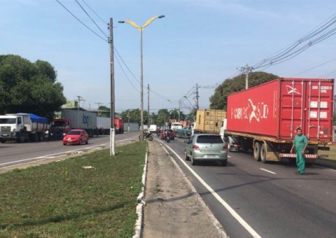 Detran apreende sete carretas durante operação em Manaus