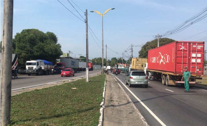 Detran apreende sete carretas durante operação em Manaus