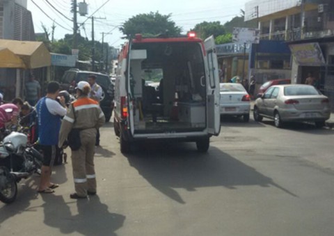 Agente do Manaustrans fica ferido após colisão entre carro e moto em Manaus