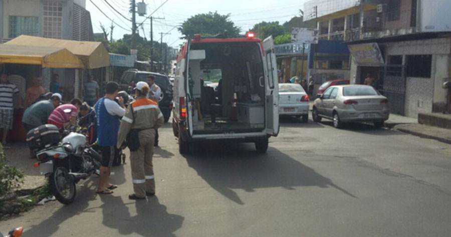 Agente do Manaustrans fica ferido após colisão entre carro e moto em Manaus