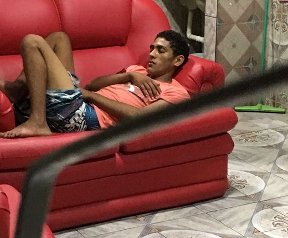 Jovem invade casa para furtar, mas dorme em sofá e é acordado pela polícia 