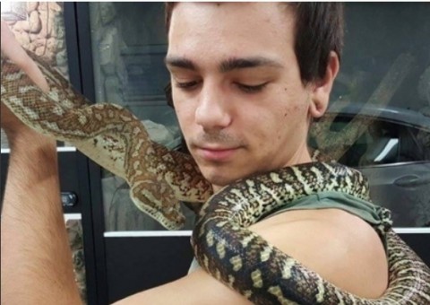 Criador de serpentes é picado por venenosa cobra de estimação